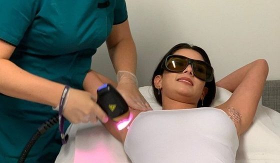 汎用的な材料処理ソリューションのための変波長技術を持つコンパクトなハンドヘルドダイオードレーザー装置